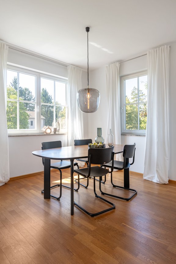 Bay window with dining area