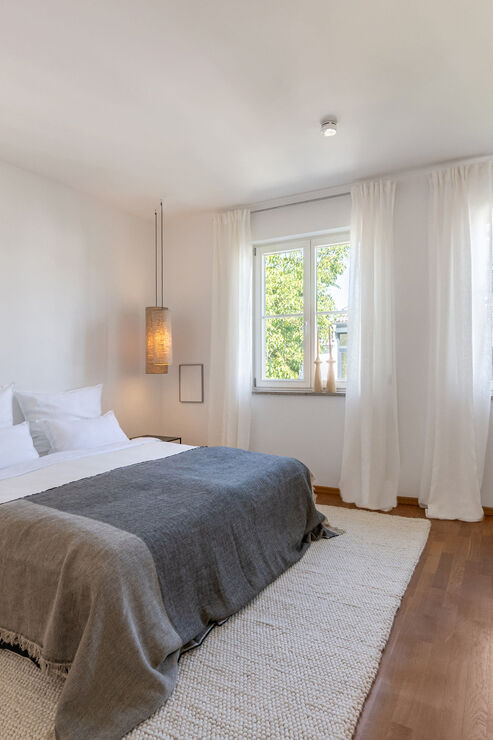 Master bedroom with bath en suite
