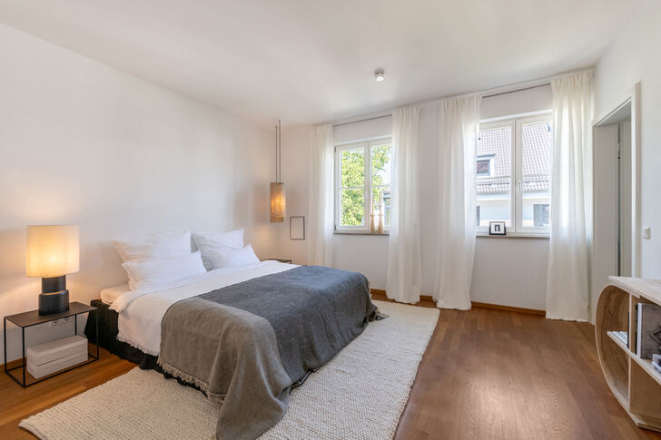 Master bedroom with bath en suite