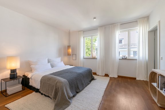 Master bedroom with bath en suite