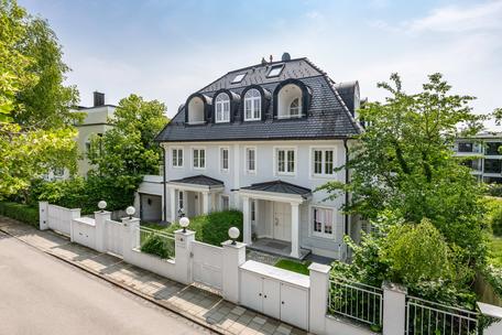 Sunny, family-friendly semi-detached house with elevator and south-facing garden