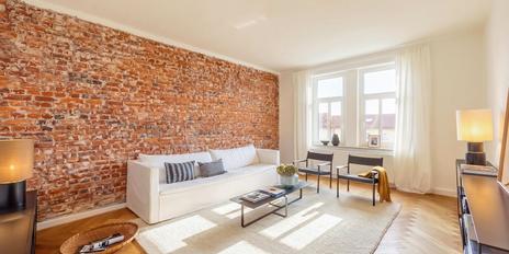 Ready-to-move-in, bright 4-bedroom apartment in an older building with an open-concept kitchen and balconies