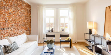 A move-in-ready, light-filled 4-room apartment in an older building with a kitchen-dining room and balconies