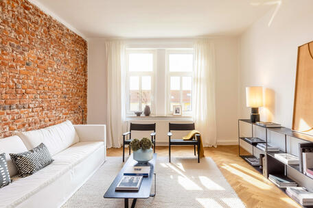 A move-in-ready, light-filled 4-room apartment in an older building with a kitchen-dining room and balconies