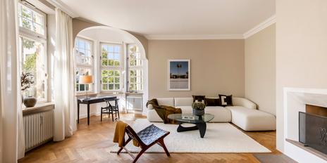 Bildschöne 2-Zimmer-Beletage-Wohnung mit Balkon in denkmalgeschütztem Palais