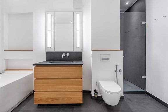 Master bath en suite with access to dressing room