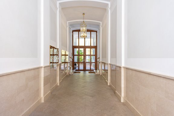 Stately entrance area