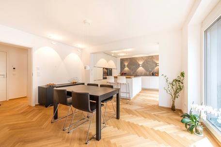 Bildschöne, neuwertige 2-Zimmer-Wohnung mit hellem Ambiente, edler Ausstattung und Balkon