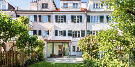 A stunning townhouse from 1911, beautifully renovated to a high standard in 2021, with 229 m² of living space