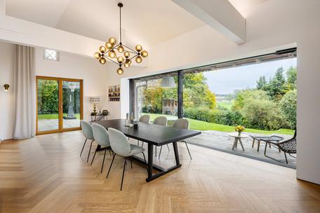 Chalet meets purism: country house gem with distant views and guest apartment near the lake