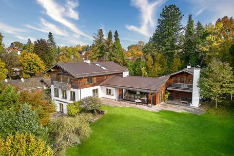 Chalet meets purism: country house gem with distant views and guest apartment near the lake