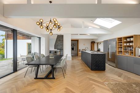 Chalet meets purism: country house gem with distant views and guest apartment near the lake