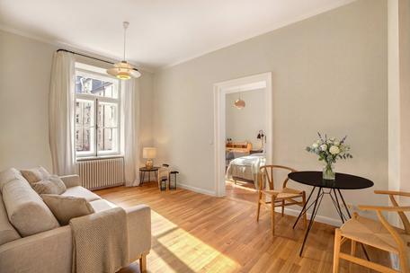 Charming and inviting: 2-room apartment with balcony in the Dreimühlenviertel district