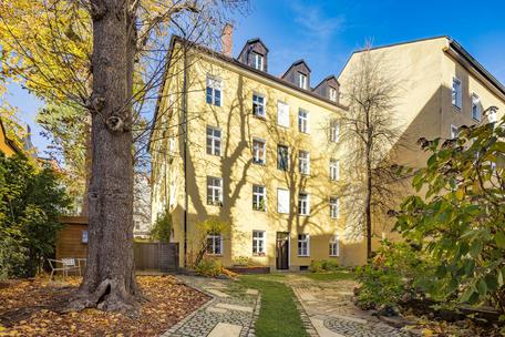 Charming set-back courtyard location: apartment building with 12 units and potential