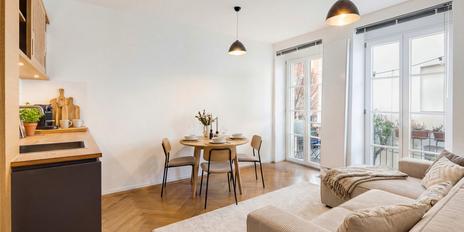 Charming 1.5-room apartment with two balconies in a trendy city location