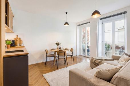 Charming 1.5-room apartment with two balconies in a trendy city location