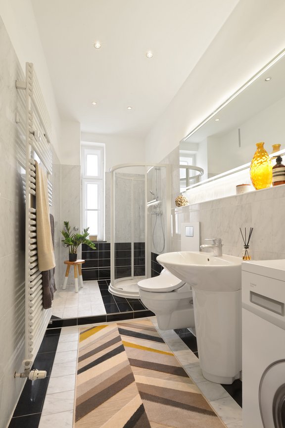 Timeless bathroom with window