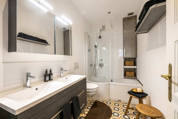 Timeless modern bathroom with stylish twist