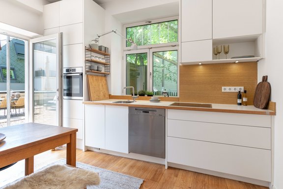 Eat-in kitchen with purist bulthaup fixtures