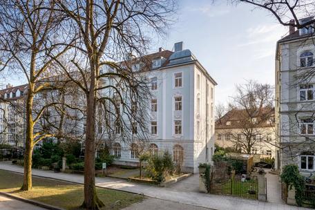 Charming, move-in-ready 2-bedroom apartment in a historic building in a prime, green location