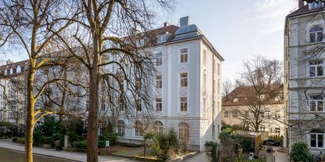 Charming, move-in-ready 2-bedroom apartment in a historic building in a prime, green location