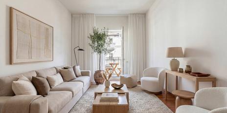 Charming, well-designed 2-room apartment with balcony in a listed historic building