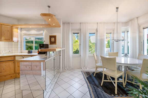 Cozy cooking / dining area