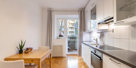 Charming, perfectly laid out 2-room apartment with parquet flooring and balcony