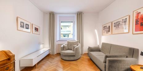 Charming, perfectly laid out 2-room apartment with parquet flooring and balcony