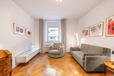 Charming, perfectly laid out 2-room apartment with parquet flooring and balcony