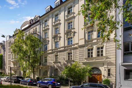 Charming apartment in a historic building with a hobby room in a city mansion dating from 1900