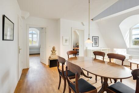 Charming home in the historic Hubertuspalais: 3-room apartment renovated in 2013