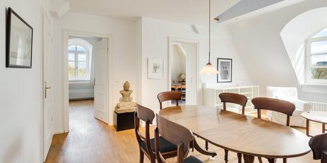 A charming home in the historic Hubertuspalais: a 3-room apartment renovated in 2013