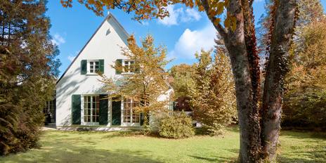 Charming home with idyllic garden and building rights in an exquisite location