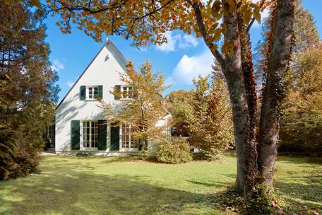 Charming home with idyllic garden and building rights in an exquisite location