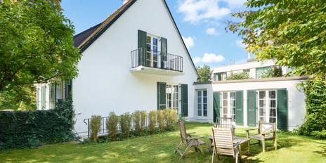 Charming home with idyllic garden and building rights in an exquisite location