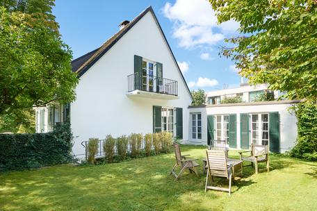 Charming home with idyllic garden and building rights in an exquisite location