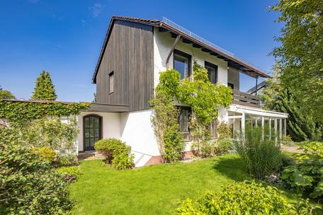 Charming detached house with lots of potential in a quiet and green location