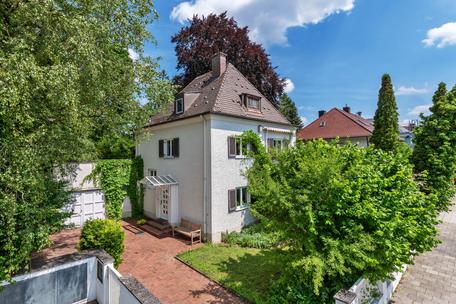 Charming detached house from 1934 with park-like garden and new-build potential