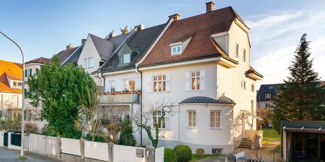 Charming historic corner house from 1909 with an enchanting south-facing garden and excellent transport links