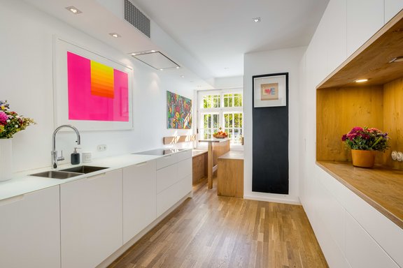 Eat-in kitchen with custom-made fittings