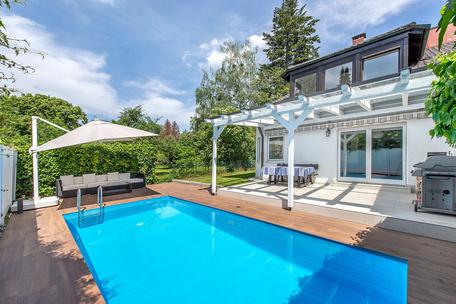 Charmantes, modernisiertes Stadthaus in absolut ruhiger, grüner Bestlage mit Außen-Pool