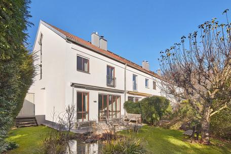 Charming end-of-terrace house with an enchanting garden in a quiet location