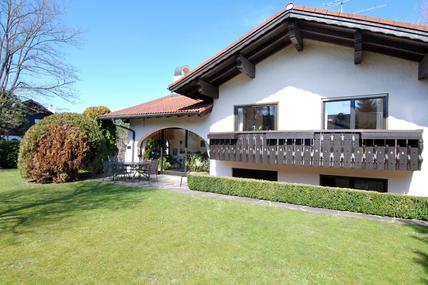 Charming and best maintained detached house with particularly beautiful southwest garden