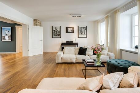 In a prime downtown location near the Isar: Exquisitely renovated 4.5-room apartment in a historic palace dating from 1875