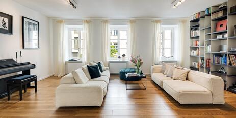 In a prime downtown location near the Isar: Exquisitely renovated 4.5-room apartment in a historic palace dating from 1875
