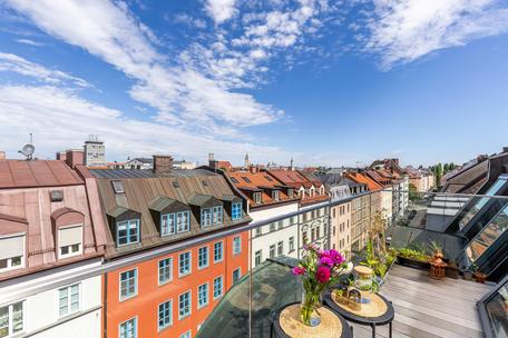 Top location near Gärtnerplatz: light-filled 4-room loft apartment with a dream view