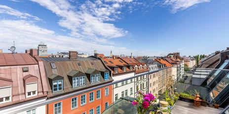 Top location near Gärtnerplatz: light-filled 4-room loft apartment with a dream view