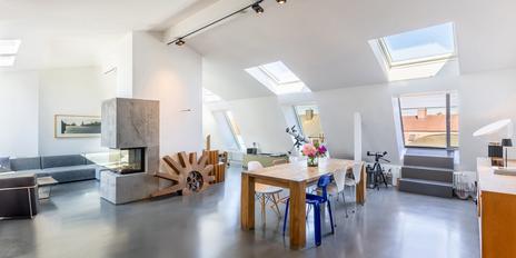 Top location near Gärtnerplatz: light-filled 4-room loft apartment with a dream view