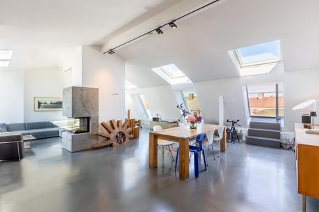Top location near Gärtnerplatz: light-filled 4-room loft apartment with a dream view
